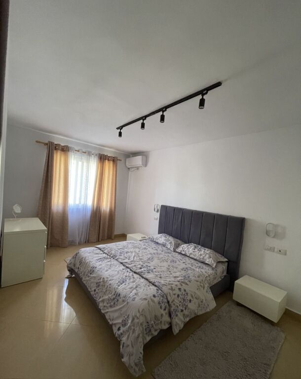 Jepet me qera Apartamenti 2+1, rruga Bardhok Biba prane Qendres ( sheshi Skenderbe) 750 mije leke