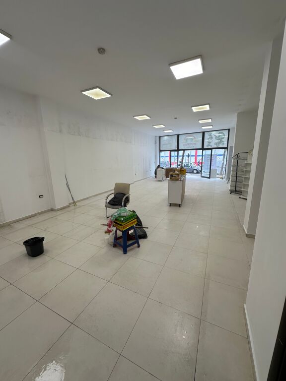 Shop for rent on main street in Yzberisht