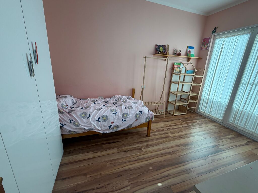 3+1,i mobiluar,liqeni i thate,1350 euro me parkim