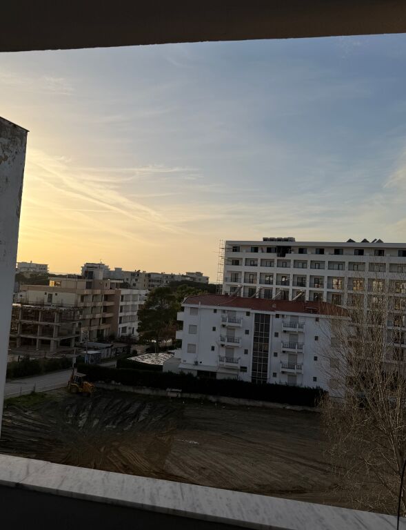 Shitet apartament me super okazion në zonën e Golemi për vetëm 1000€/m².