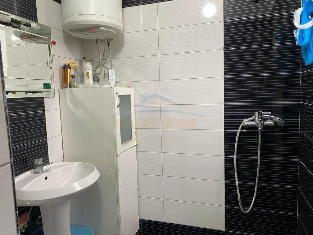 Shitet, Apartament 2+1, Kombinat, Tiranë.