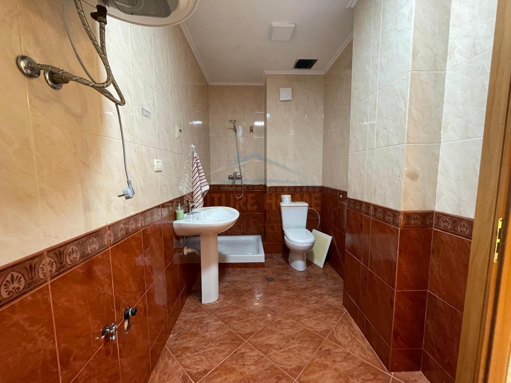 Shitet Apartament 2+1+2, Komuna e Parisit