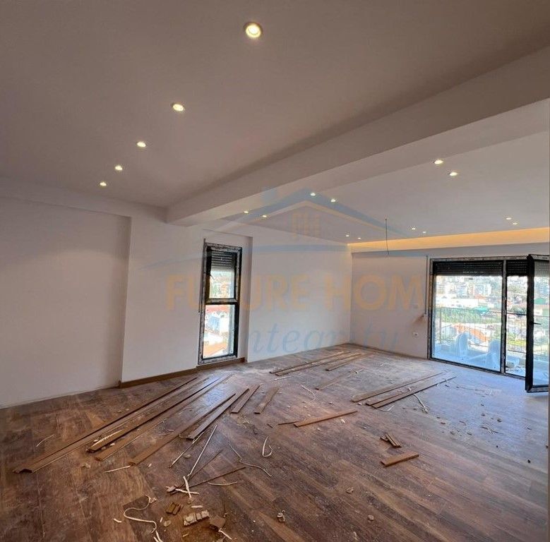 Shitet, Apartament 2+1, Porcelan