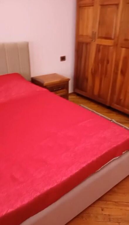 Jepet me qera Apartamenti 2+1 , Xhamlliku prane Rosman Lala ( rruga Qemal Stafa) 600 mije leke