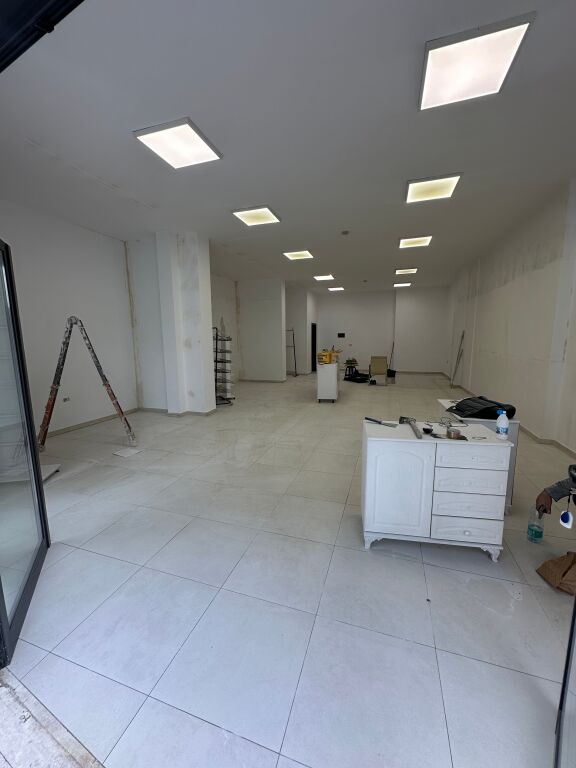 Shop for rent on main street in Yzberisht