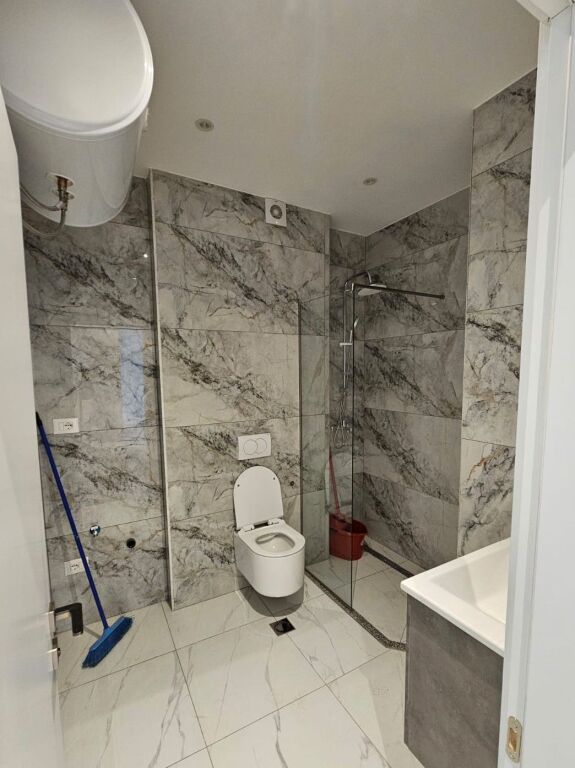 Apartament i ndarë në 2 njësi banimi ne Rrugen Muhamet Gjollesha