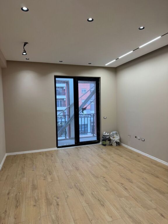 ZYRE ME QERA 80 M2 ASTIR 450 EURO