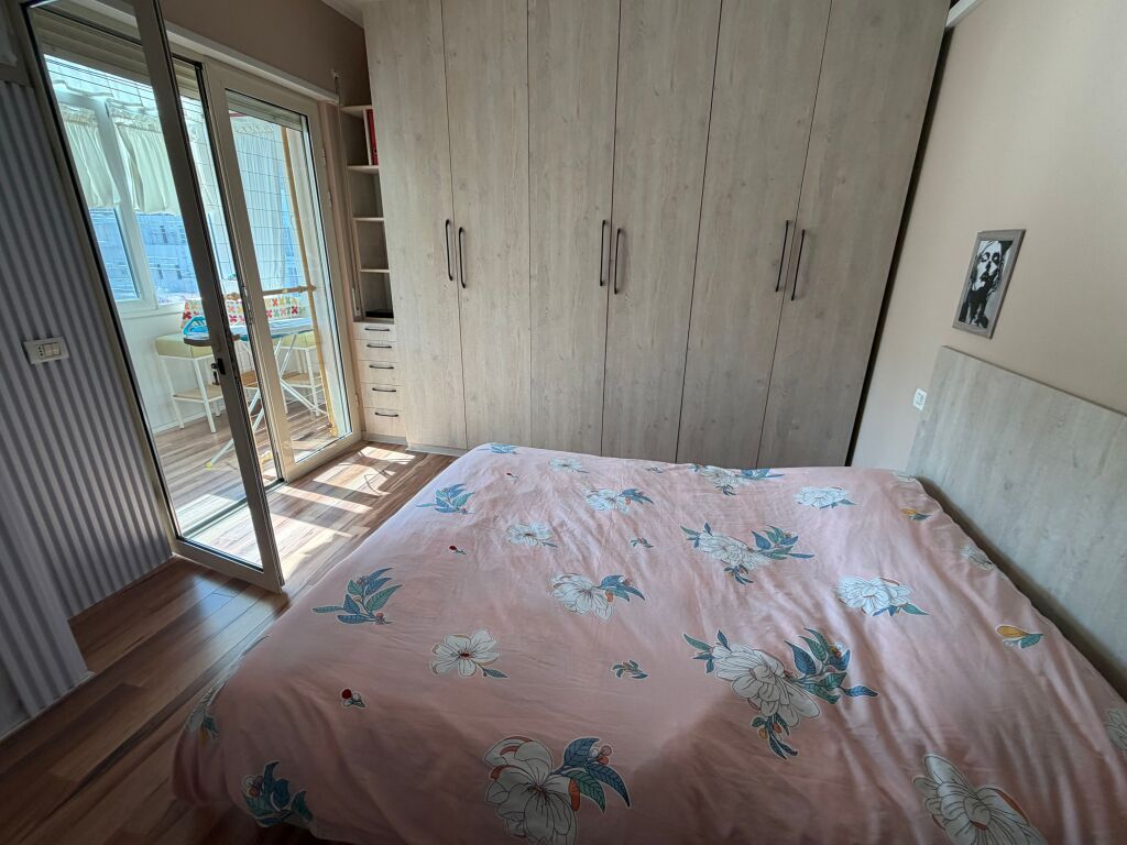 3+1,i mobiluar,liqeni i thate,1350 euro me parkim