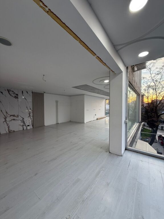 Për Shitje: Ambient Komercial / Showroom Lokacion: Muhamet Gjollesha