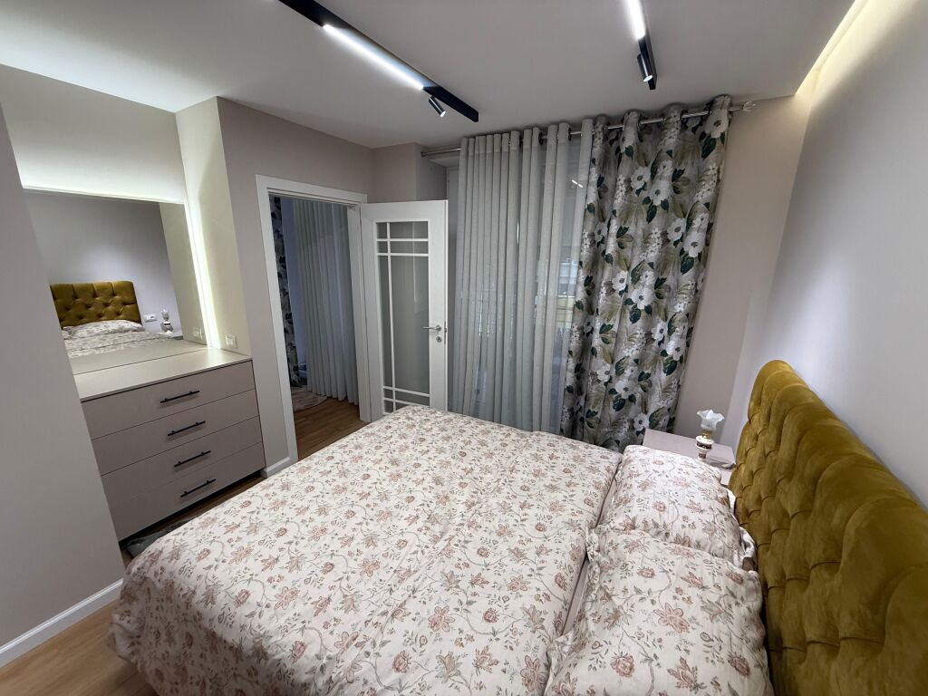 📣 QERA SUPER Apartament 1+1 me Ballkon 📍 Kopeshti Zoologjik, Tirane ✨   🏢 Ndertim i Ri  🪜 Kati 1 (Me Ashensor)  🛋️ Arreduar Me Arkitekt  ✅ I Pa Banuar Me Pare   💶 Cmimi 900 Euro