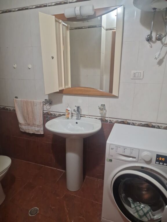 Eskluzive,Shitet apartament 2+1+2 tualete te Liqeni i Tiranes