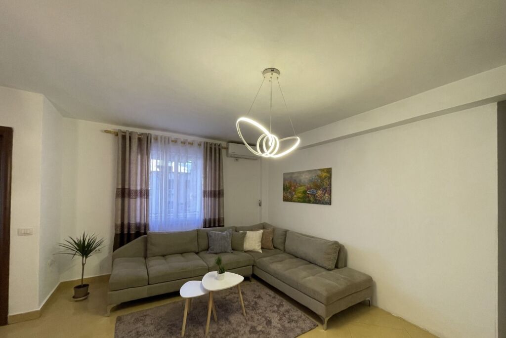 Jepet me qera Apartamenti 2+1, rruga Bardhok Biba prane Qendres ( sheshi Skenderbe) 750 mije leke