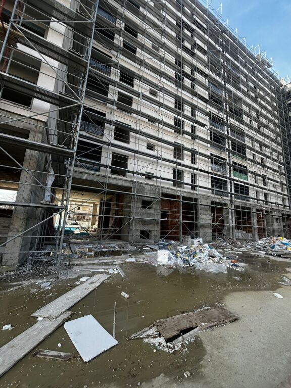 Shitet Apartament 2+1 pranë Rrethrrotullimit të Klanit