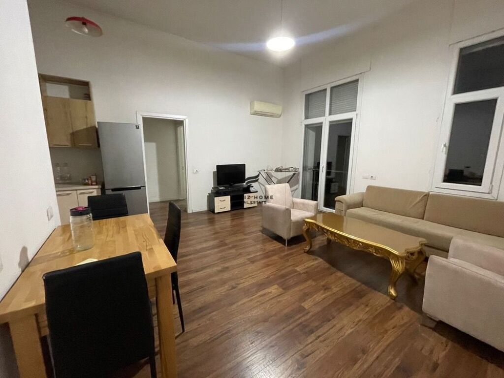 APARTAMENT ME QERA 2+1 ZOGU I ZI 900 EURO