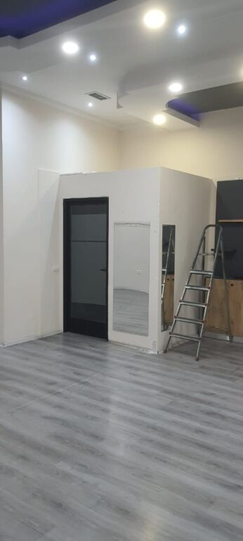 Jepet me qera dyqan te 21 Dhjetori