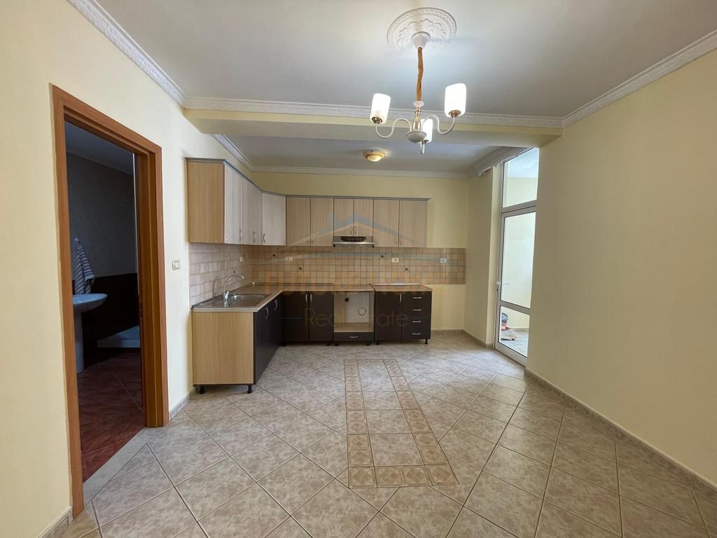 Shitet Apartament 2+1+2, Komuna e Parisit