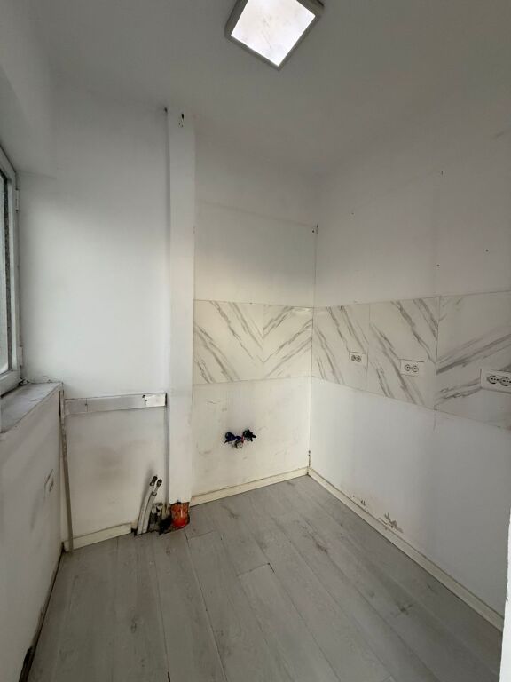 Për Shitje: Ambient Komercial / Showroom Lokacion: Muhamet Gjollesha