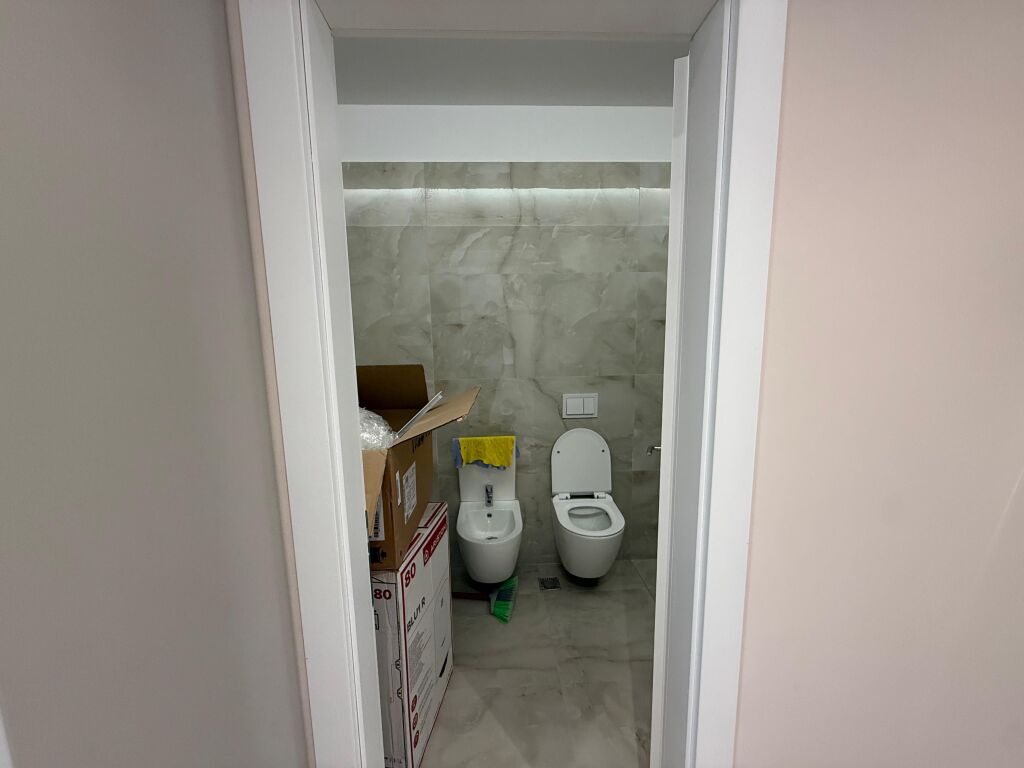 Apartment 1+1 for rent  📍 Location: Golden Tower Residence, Mine Peza, Tirana 🏢 Floor: 8 (newly completed building) 🛋️ Condition: Newly furnished 💰 Price: 1200€ / month