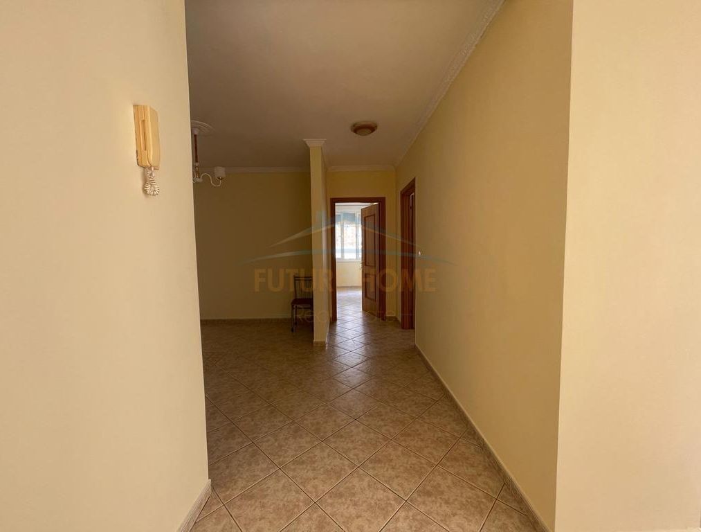 Shitet Apartament 2+1+2, Komuna e Parisit
