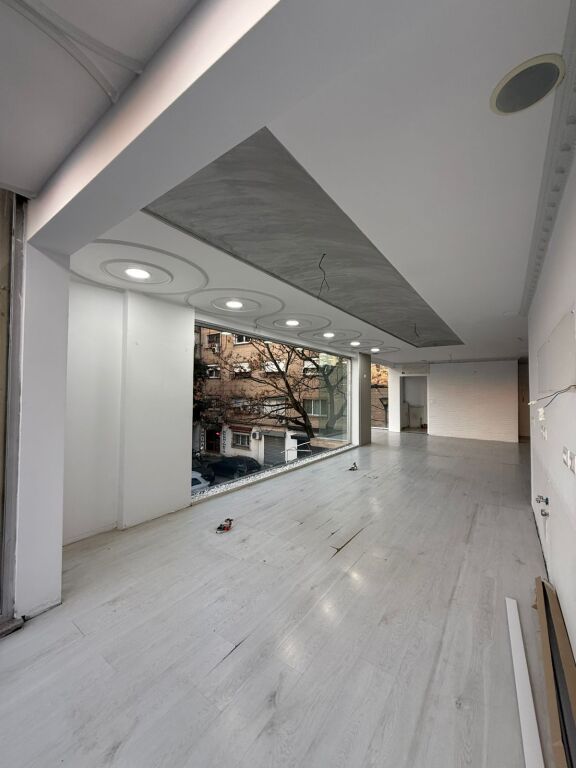 Për Shitje: Ambient Komercial / Showroom Lokacion: Muhamet Gjollesha