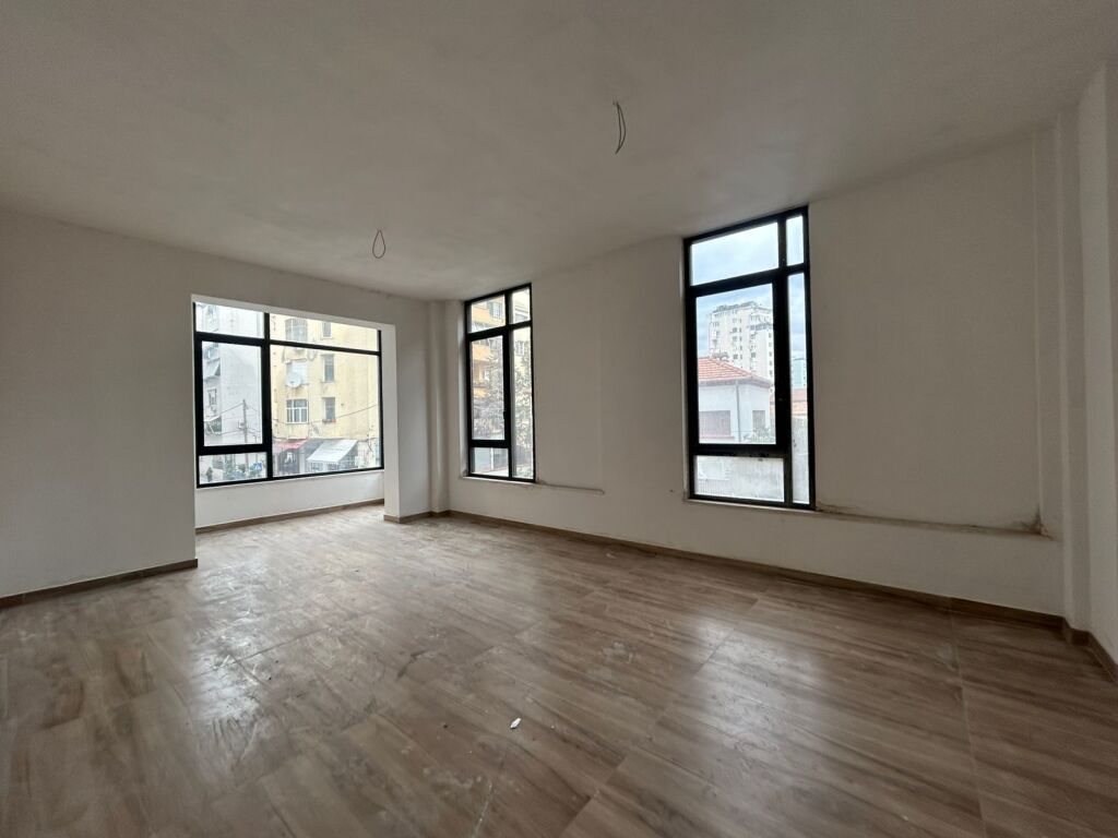 🏢 JEPET AMBIENT BIZNESI ME QIRA  RRUGA MINE PEZA