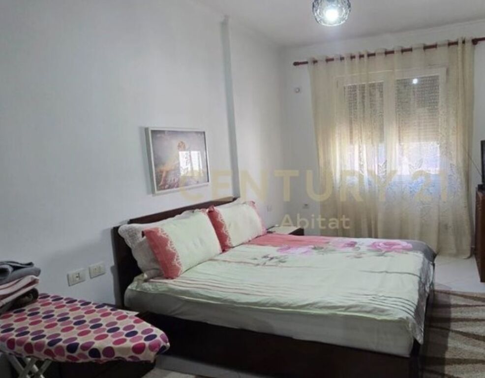 Shitet apartament 2+1