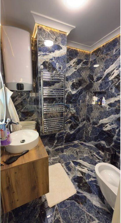 Shitet Apartament Luksoz 2+1+2 me 2 Poste Parkimi ne qender 475,000 €