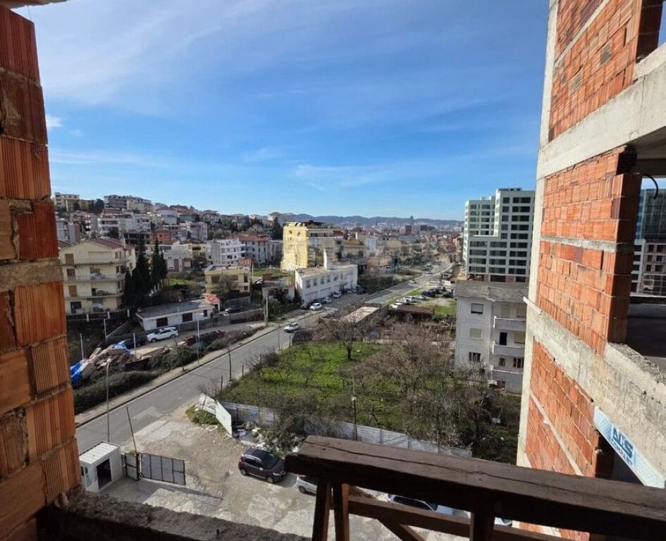 VENDESI APPARTAMENTO 2+1+2 AL KINOBLOCK IN PORCELAN!