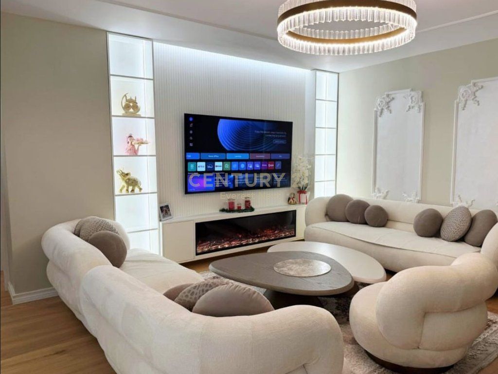 Shitet Apartament Luksoz 2+1+2 me 2 Poste Parkimi ne qender 475,000 €