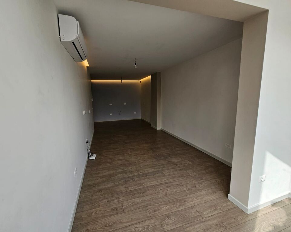 Shitet apartament i ndarë në 2 njësi banimi, ideal për banim  ose investim afatgjatë me kthim të garantuar.