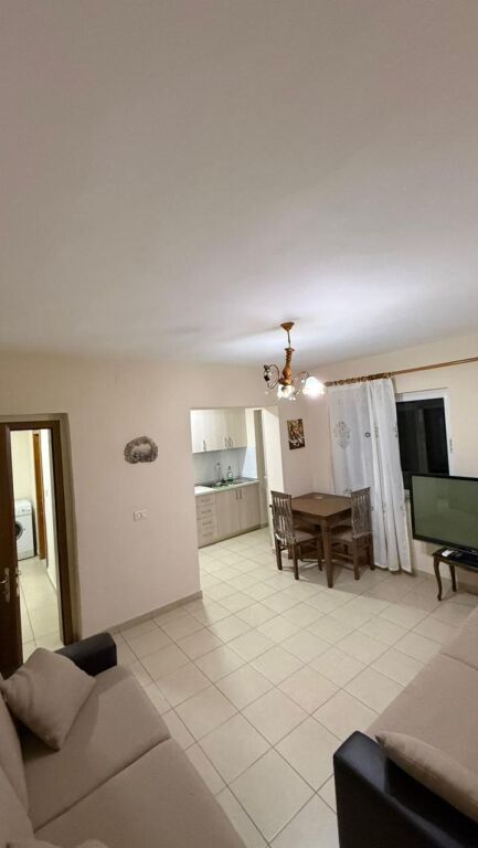 Presso la Moschea di Tabakeve, Via Shyqyri Ishmi, si affitta appartamento arredato 3+1, 800 Euro   