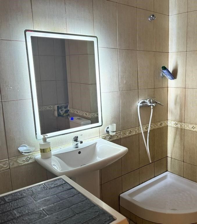 Affittiamo appartamento 1+1+posto auto, in "Rruga e Barrikadave", Tirana!