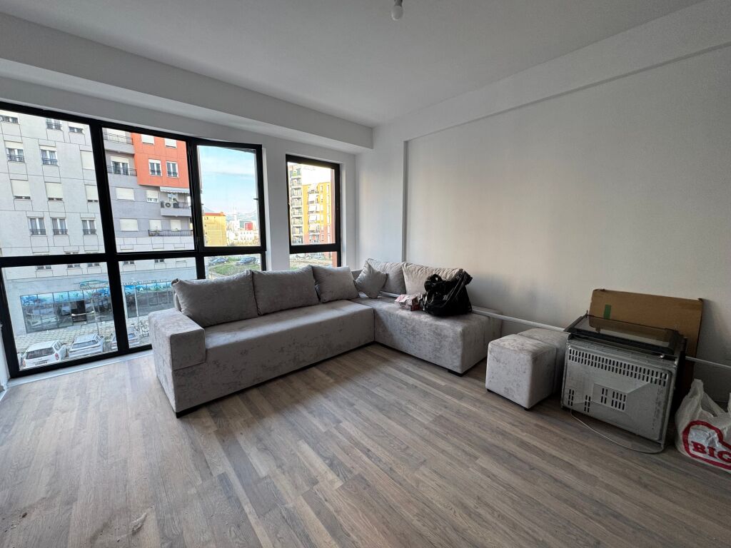 🏢 Jepet me qera apartament 1+1 – 📍Astir, pranë Vilës L2 🏗️ Pallat i sapopërfunduar 🏢 Kati: 7 🏠 Tipologjia: 1+1  💰 Çmimi: 50.000 lekë/muaj
