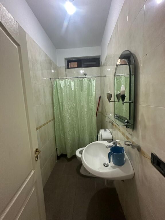 Via Mine Peza, vicino alla Procura di Tirana, si affitta appartamento, 3+1+2, arredato. 70.000 Lek  