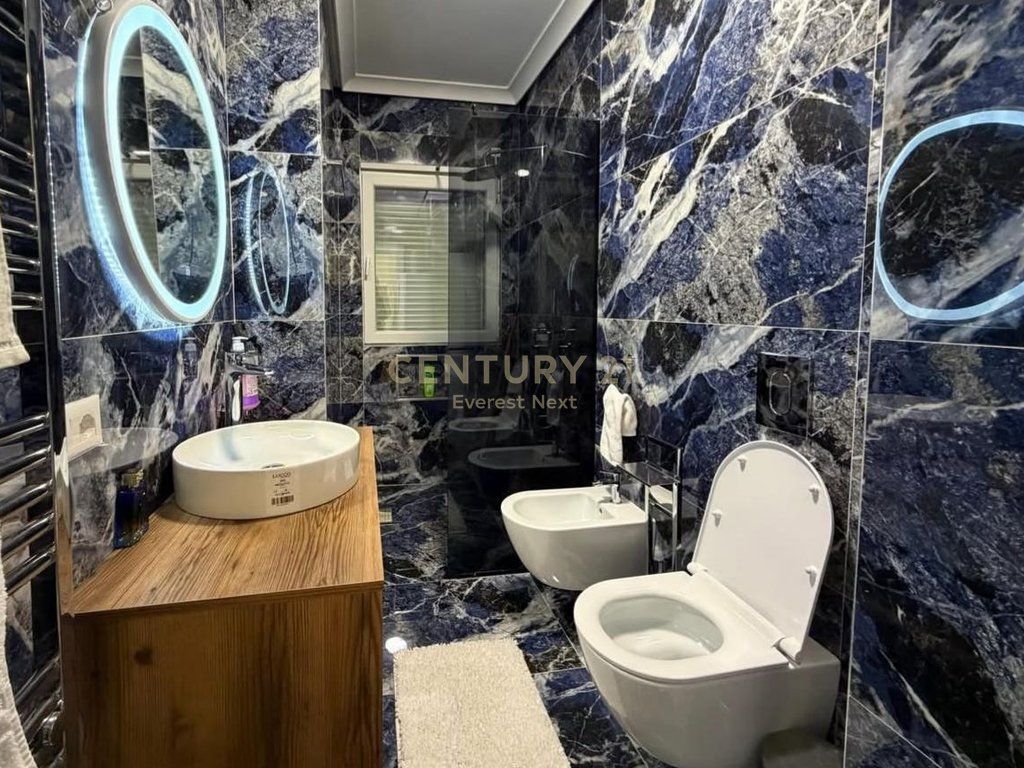 🏡 Vendesi Appartamento Moderno 2+1+2 con 2 Posti Auto – Centro, Tirana