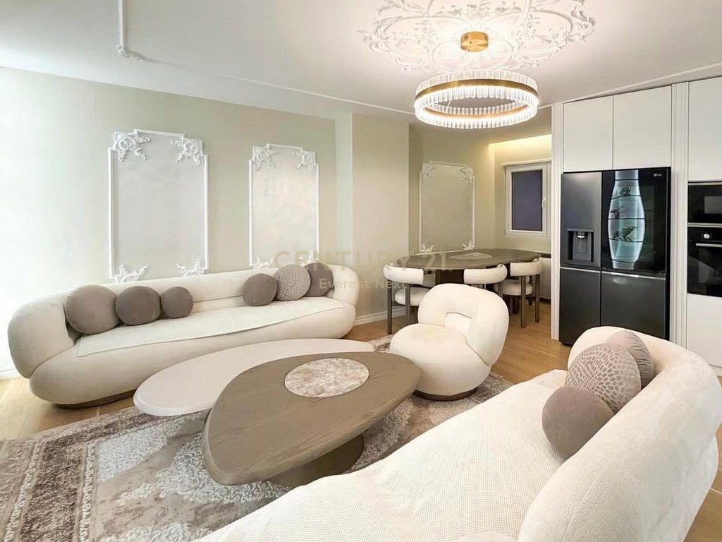 Shitet Apartament Luksoz 2+1+2 me 2 Poste Parkimi ne qender 475,000 €