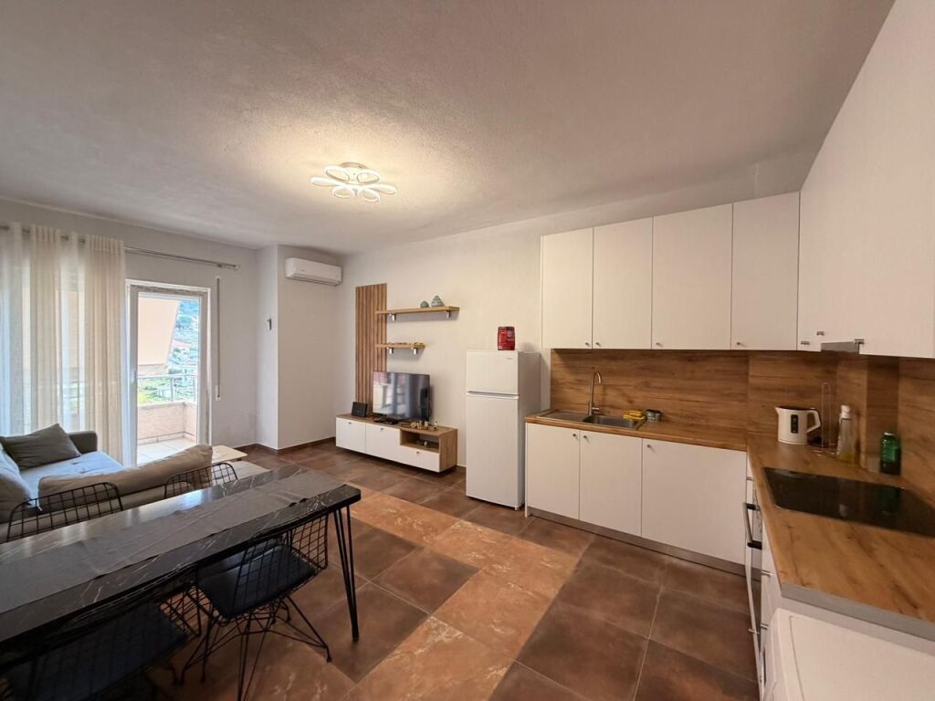 Apartament 1+1 për shitje – Shkëmbi i Kavajës, pranë Hotel Majestic