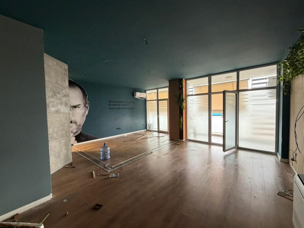 Ambient zyrash per qira tek Kika 2 tek Komuna e Parisit.