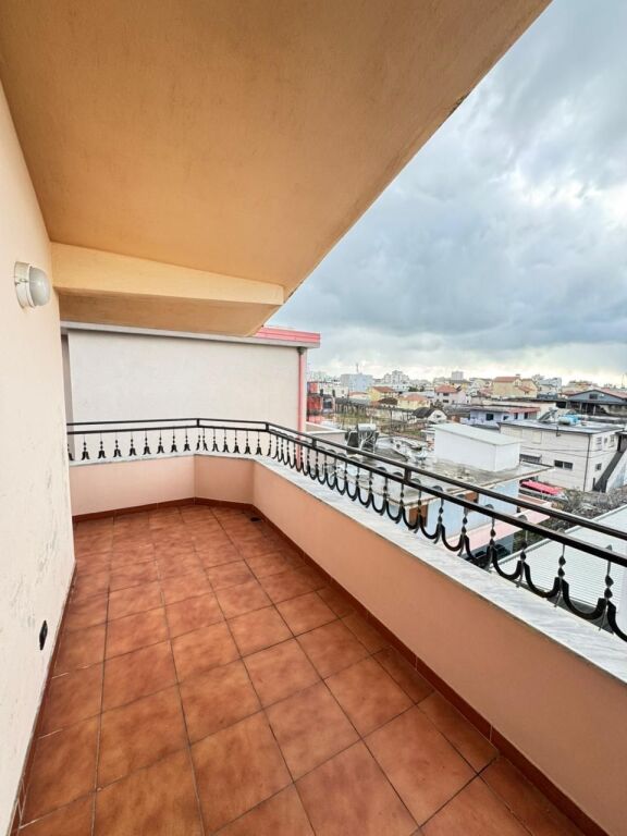 Appartamento a Shkozet con cortile e veranda