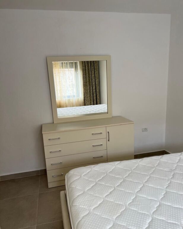 Jepet me qera Apartamenti 1+1 , Oxhaku prane Shkolles se Bashkuar 400 mije leke