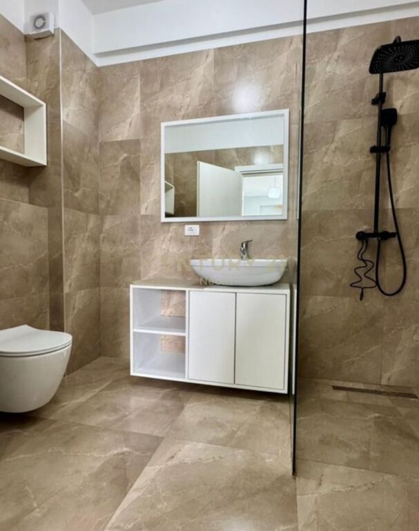 Shitet apartament modern 2+1+2