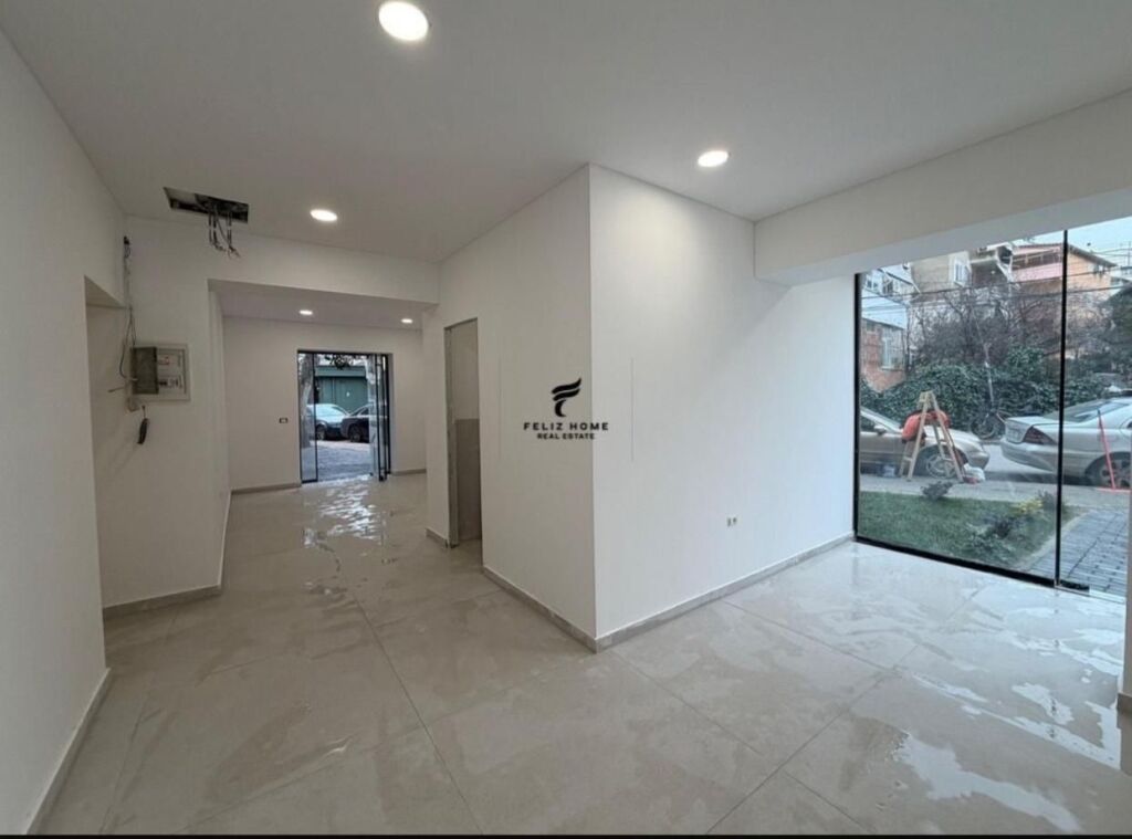 SHOP FOR SALE 49 M2 XHAMLLIKU 250,000 EURO
