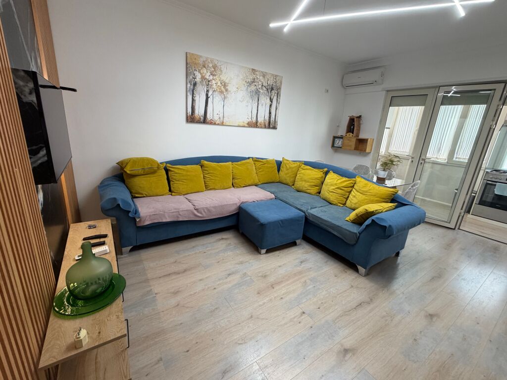 3+1,i mobiluar,liqeni i thate,1350 euro me parkim