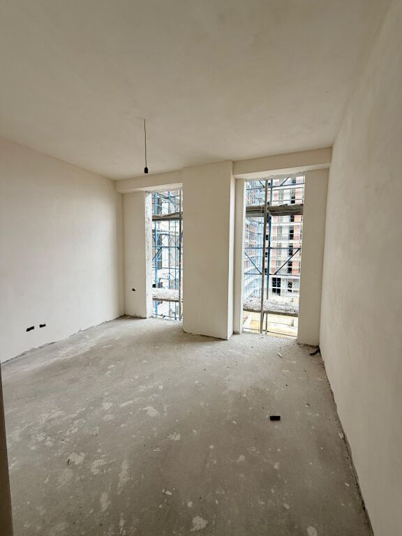 Shitet Apartament 3+1+2+Post Parkimi, tek Bulevardi i Ri