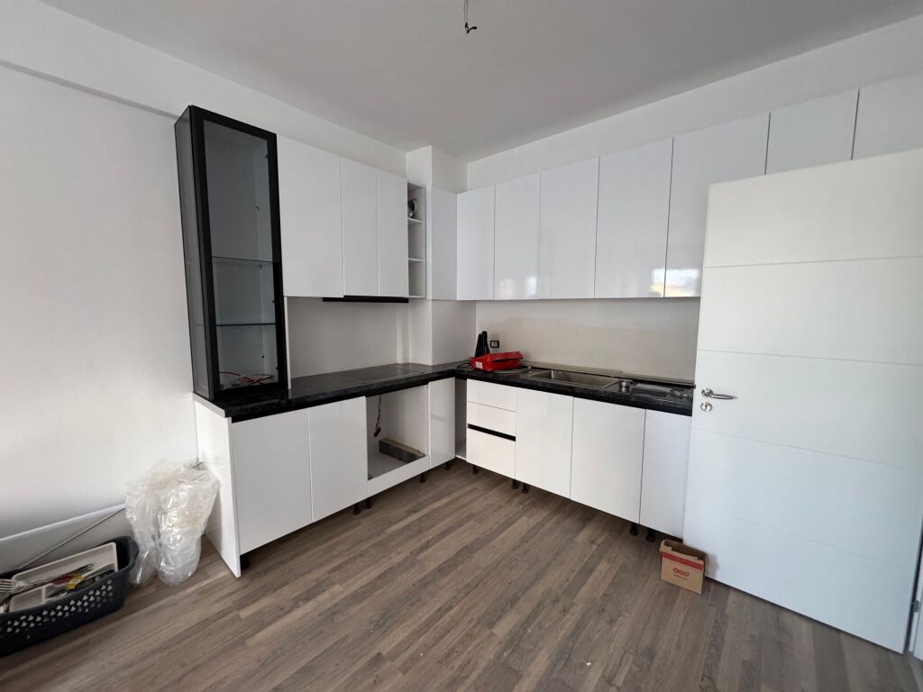 🏢 Jepet me qera apartament 1+1 – 📍Astir, pranë Vilës L2 🏗️ Pallat i sapopërfunduar 🏢 Kati: 7 🏠 Tipologjia: 1+1  💰 Çmimi: 50.000 lekë/muaj