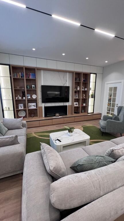 Apartament  luksos per qera 3+1+2+depo ne Selite