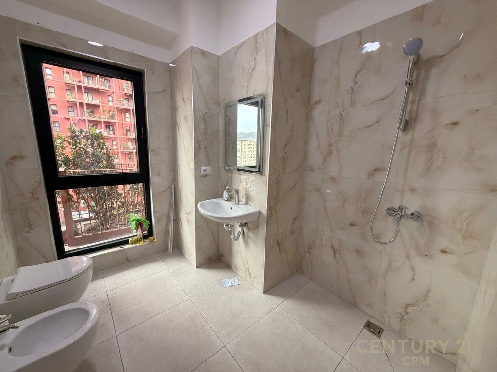 JEPET ME QIRA 2+1 TEK RRUGA E KAVAJES