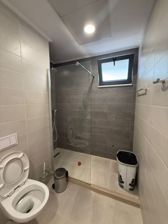 Esclusivo, 21 Dhjetori, Vecchio Parco! Offriamo in affitto un appartamento 2+1+2 presso "Rezidenca Alba"!