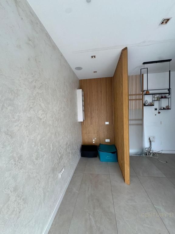 NJESI SHERBIMI TEK OXHAKU