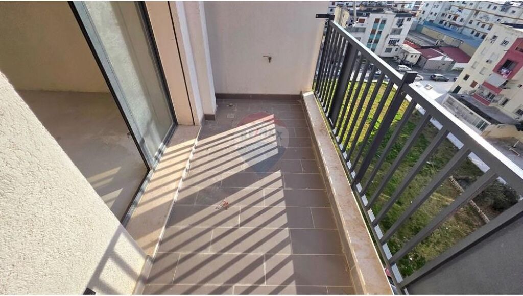 Apartament 1+1 ne shitje ne perballe ish shkolles se Naftes,Vlore.